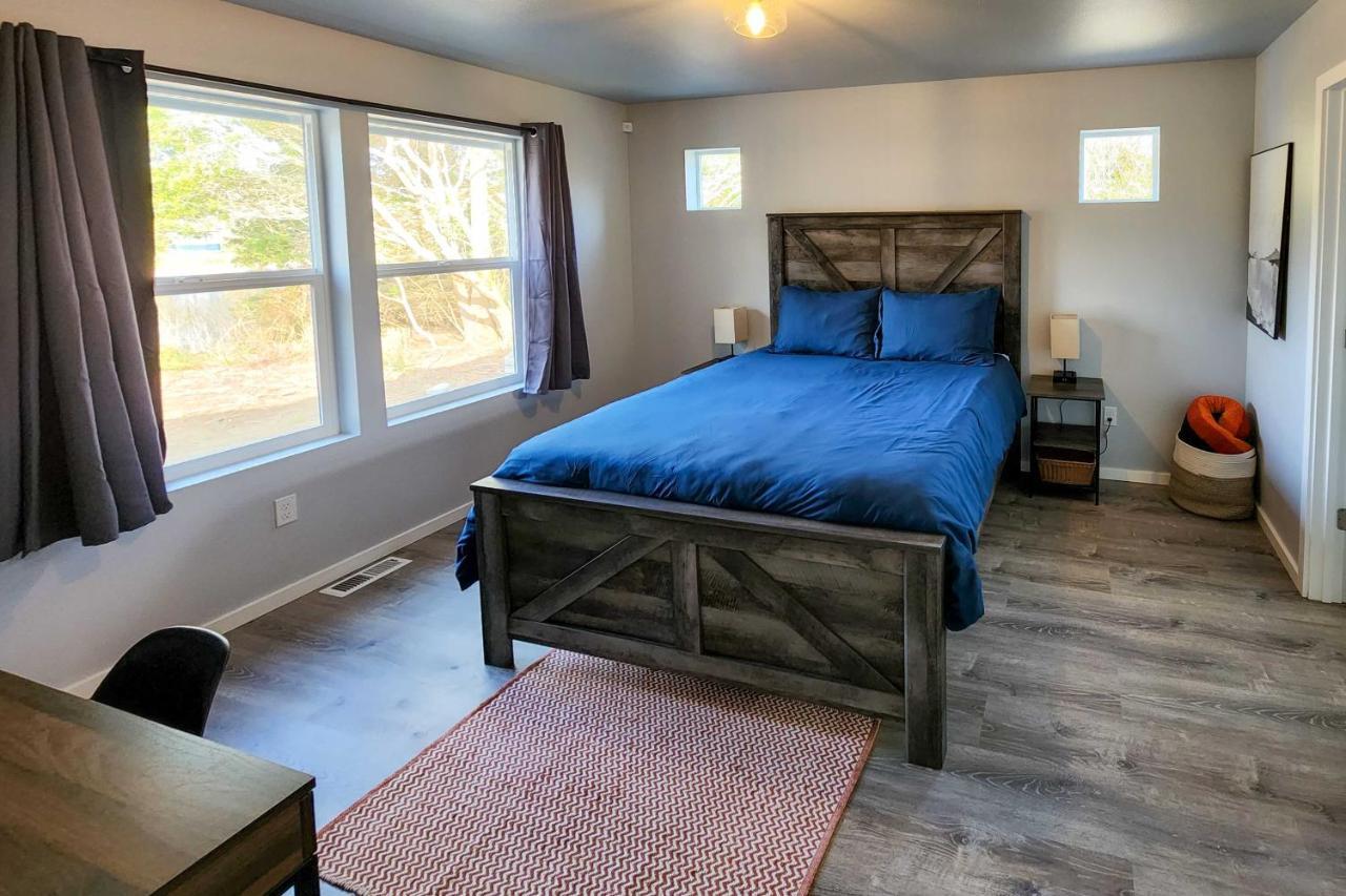 Canal Cottage Retreat With Dock And Waterfront Views Ocean Shores Esterno foto