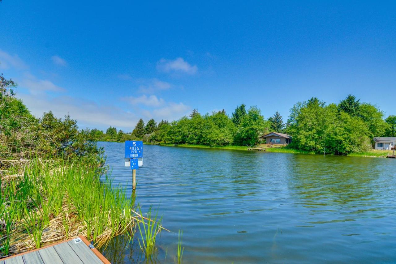 Canal Cottage Retreat With Dock And Waterfront Views Ocean Shores Esterno foto